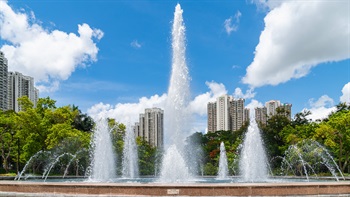 天水圍公園位於天水圍，毗鄰多個住宅區，佔地面積達14.86公頃。公園內有多項設施供遊人享用，包括一個1公頃的人工湖、雕塑廊、水景設施、模型車場和模型船區等。